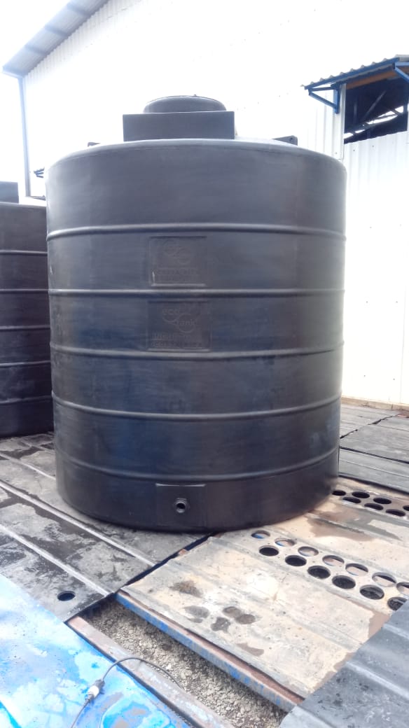 Tanque industrial negro